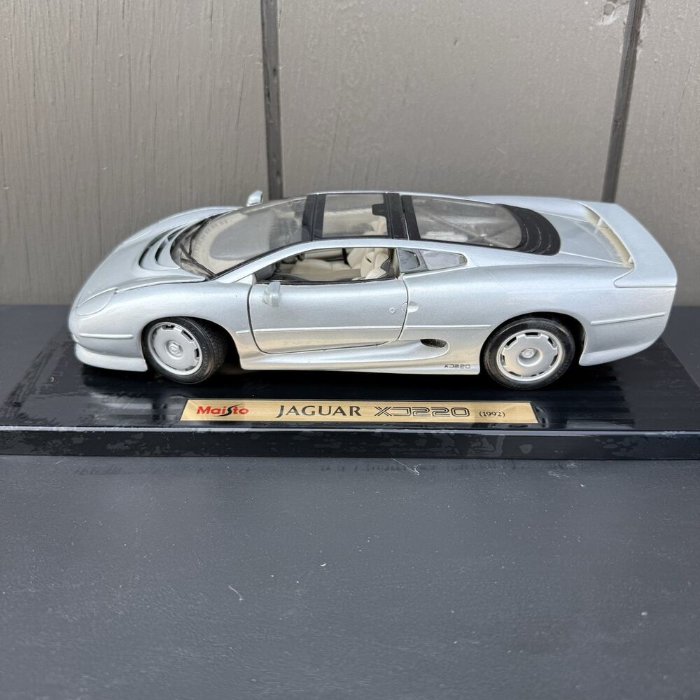 1:24 Maisto 1992 Jaguar XJ220 silver